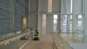 Gul väst. Helt klart det vanligast förekommande plagget på Malmö Live just nu.