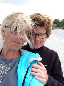 Jag och min syster Cajsa på en blåsig strand i Höllviken. 